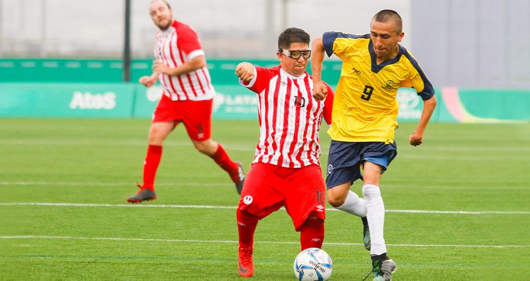 Camilo Garcia de Colombia se disputa el balón con Diego Guzman de Perú en fútbol 7 en el Complejo Deportivo Villa Maria del Triunfo en Lima 2019