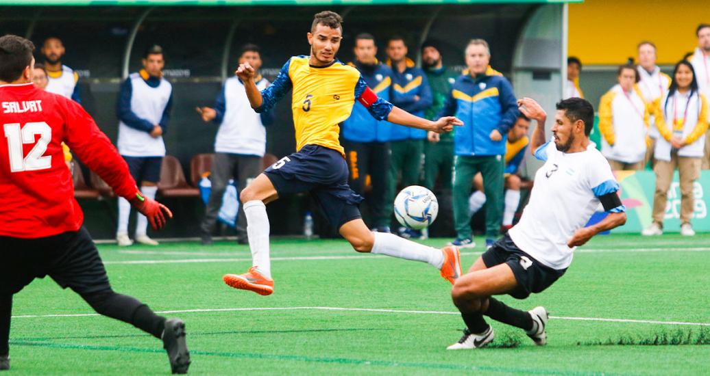 Hebert Lemes de Brasil se enfrenta a Pablo Molina de Argentina por el balón en fútbol 7 en el Complejo Deportivo Villa Maria del Triunfo en Lima 2019