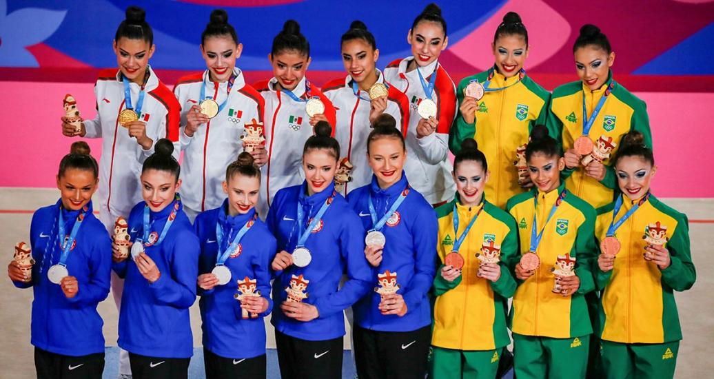 Medallistas de Estados Unidos (plata), México (oro) y Brasil (bronce) sonríen orgullosas con sus medallas, en los Juegos Lima 2019, en el Polideportivo Villa El Salvador.