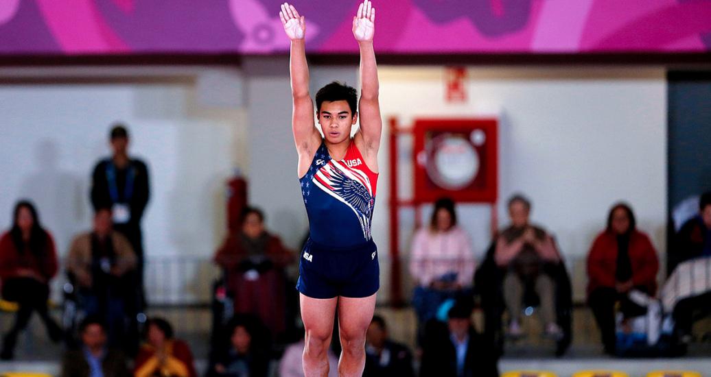Ruben Padilla de EEUU salta con los brazos en el aire en la competencia de trampolín de los Juegos Lima 2019 en el Polideportivo de Villa el Salvador