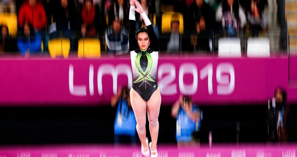 Alida Rojo de Venezuela salta con los brazos en el aire en la competencia de trampolín de los Juegos Lima 2019 en el Polideportivo de Villa el Salvador