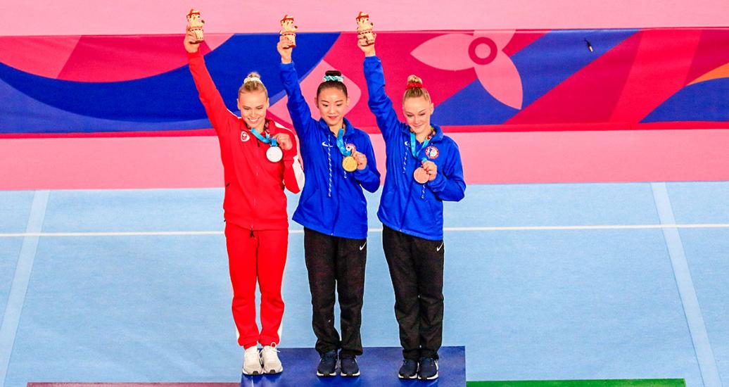 La canadiense Elisabeth Black, medallista de plata, la norteamericana Kara Eaker, medallista de oro y la norteamericana Riley Mc Cusker, medallista de bronce, ganadoras de la prueba de viga de equilibrio de Gimnasia artística, en los Juegos Lima 2019