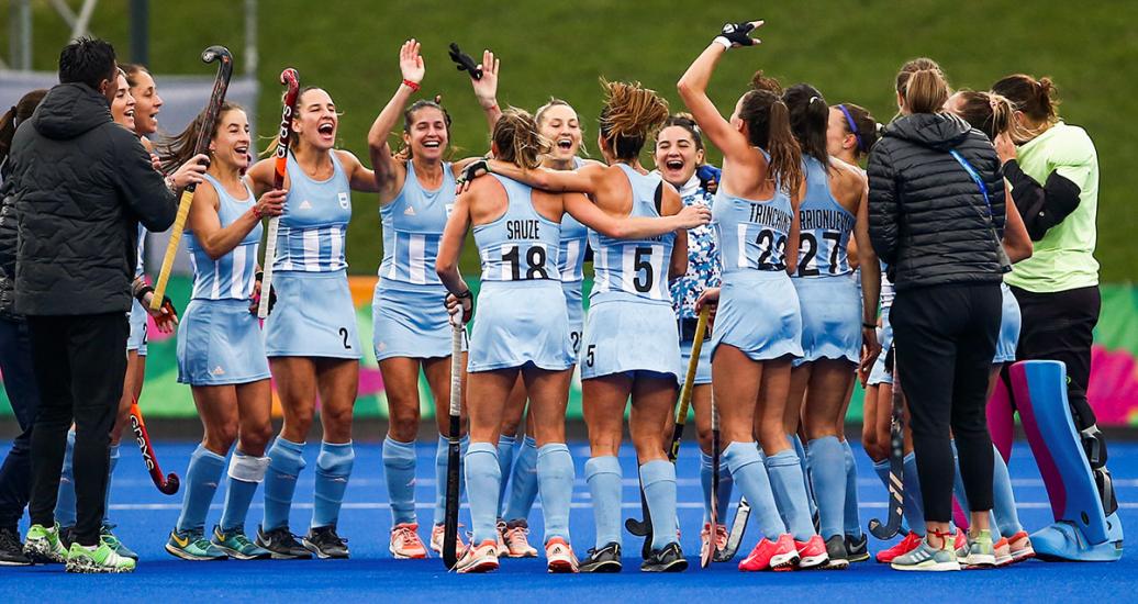 Equipo argentino celebrando triunfo contra Chile en la semifinal de hockey femenino de los Juegos Panamericanos Lima 2019, en el Complejo Deportivo Villa María del Triunfo