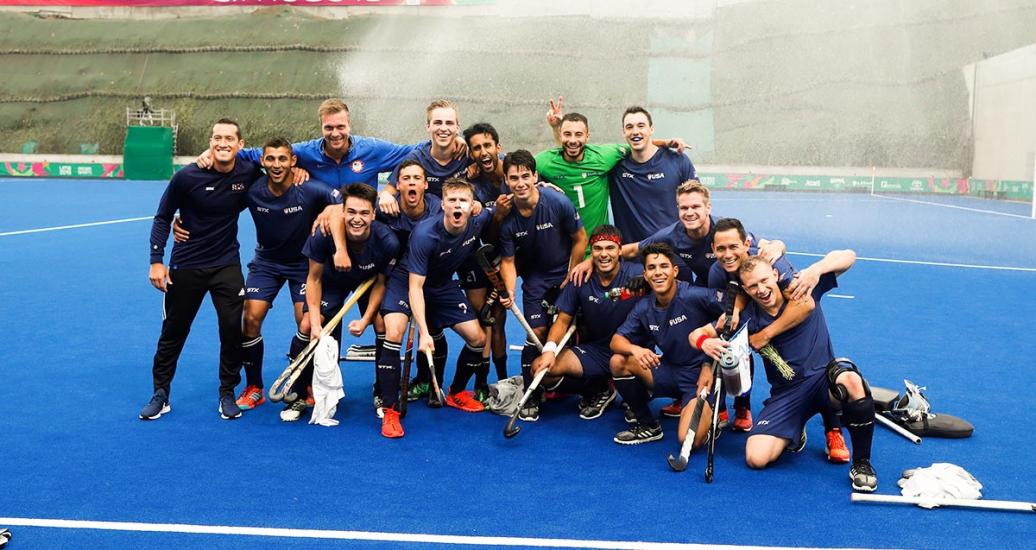 Equipo de hockey masculino estadounidense tras triunfo frente a Chile, en los Juegos Lima 2019, en el Complejo Deportivo Villa María del Triunfo