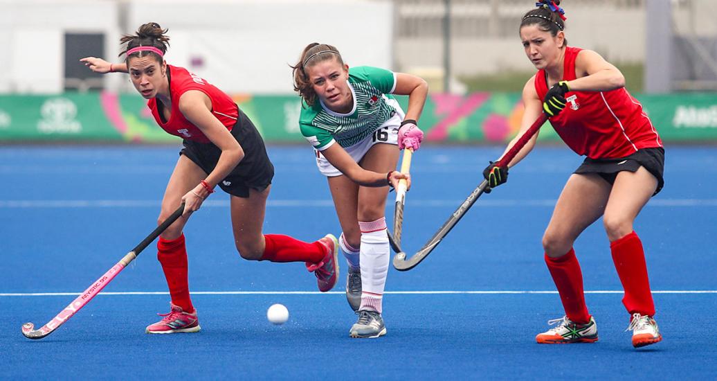 Fernanda Oviedo from México aims for the ball in Hockey game against Peru in Lima 2019