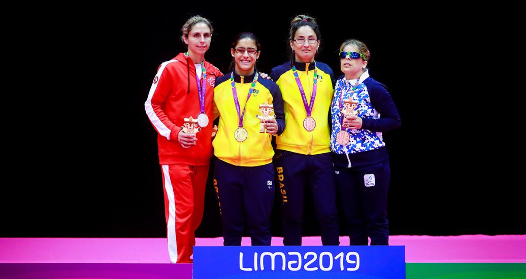 Priscilla Gagne de Canadá (plata), Giulia Pereira de Brasil (oro) y Karla Cardoso de Brasil (bronce) posan orgullosas con sus medallas de judo -52 kg mujeres en la Villa Deportiva Nacional – VIDENA en Lima 2019
