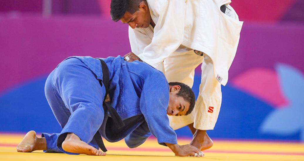 Juan Postigos de Perú se enfrenta a Ricardo Valderrama de Venezuela en judo masculino -66 kg en los Juegos Lima 2019 en la Villa Deportiva Nacional – VIDENA