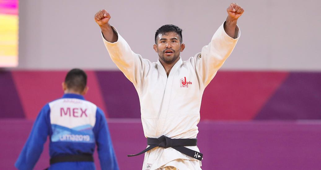 Alonso Wong de Perú celebra su victoria en judo masculino -73 kg contra Eduardo Araujo de México en los Juegos Lima 2019 en la Villa Deportiva Nacional – VIDENA