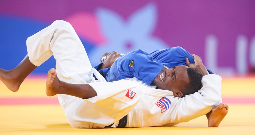 Osniel Solis de Cuba y Mateo Wander de República Dominicana compiten en judo masculino -66 kg