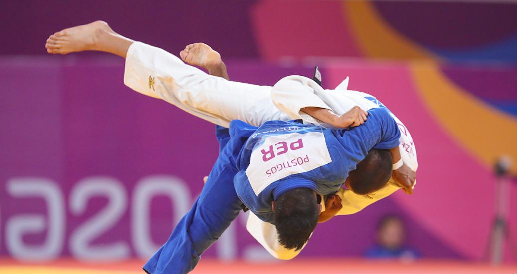 Jorge Gonzales de Colombia se enfrenta a Juan Postigos de Perú en judo masculino -66 kg en los Juegos Lima 2019 en la Villa Deportiva Nacional – VIDENA