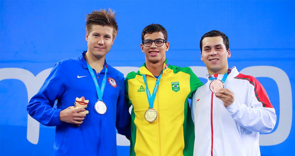 Nicholas Sweetser de USA medalla de plata, Guilherme Pereira de Brasil medalla de oro y Ricardo Vargas de México medalla de bronce durante la ceremonia de entrega de premios en la final de estilo libre de 1500m, en los Juegos Lima 2019