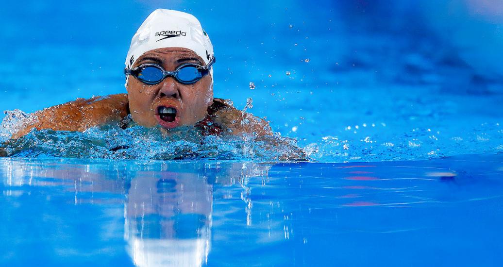 Patricia Valle de México toma una bocanada de aire en competencia de Para natación 50 m pecho femenino SB3 en Lima 2019 en la Villa Deportiva Nacional – VIDENA