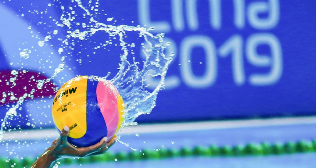 El equipo mexicano de waterpolo femenino controla el balón en enfrentamiento contra Canadá en los Juegos Lima 2019 en el Complejo Deportivo Villa Maria del Triunfo