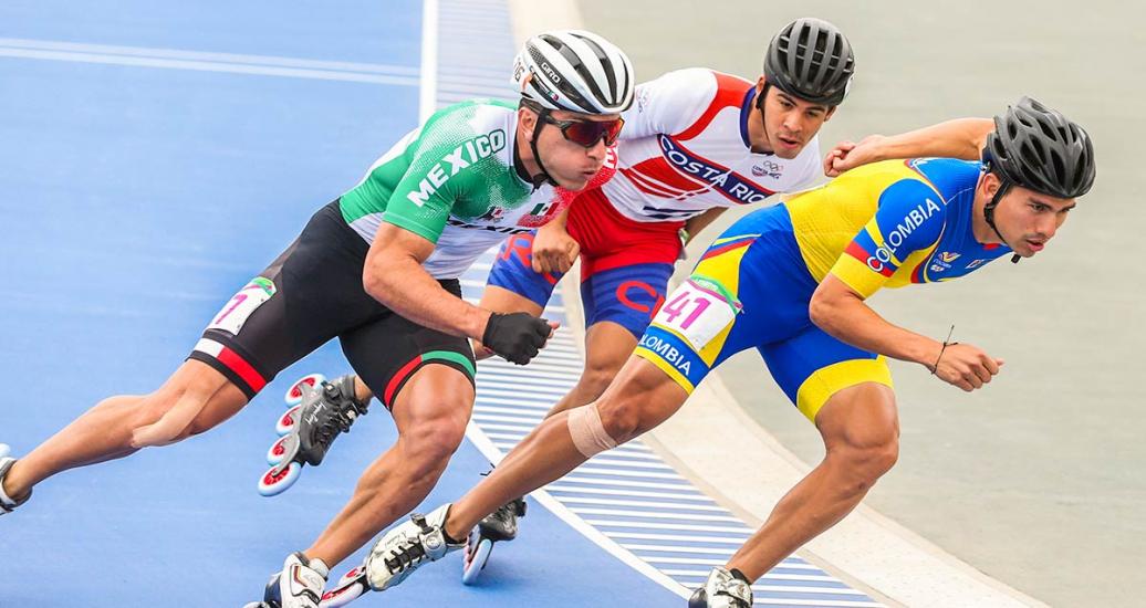 Jorge Martinez de México, Bayron Siles de Costa Rica, y Pedro Causil de Colombia participan en competencia de 500m + distancia hombres, en los Juegos Lima 2019 en la Costa Verde San Miguel