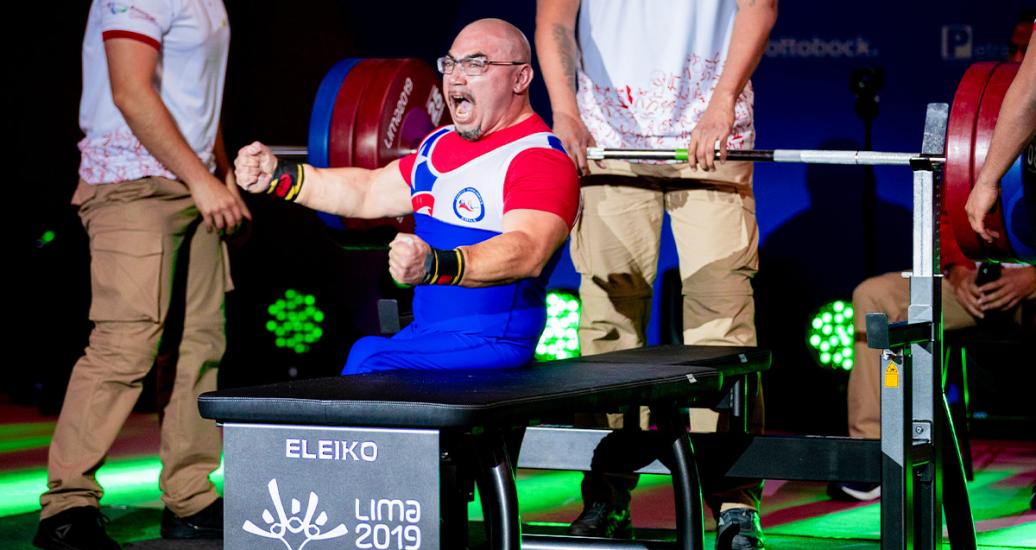 Juan Acevedo de Chile celebra su éxito en Para powerlifting hombres -59 kg en Lima 2019 en la Villa Deportiva Nacional – VIDENA