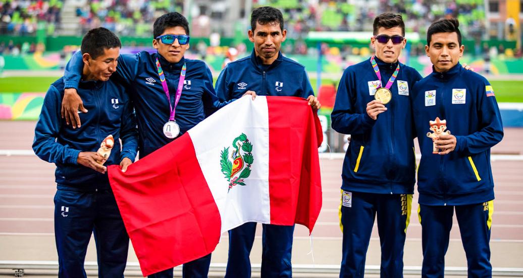 Darwin Castro (oro) y Luis Sandoval (plata) de Perú posan orgullosos con sus medallas de Para atletismo 5000 m T11 en la Villa Deportiva Nacional – VIDENA en Lima 2019