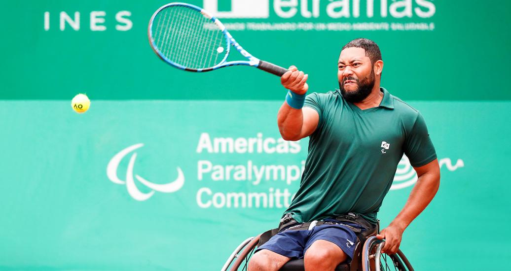 Daniel Rodrigues de Brasil compite contra Casey Ratzlaff de EE. UU. en tenis en silla de ruedas en Lima 2019 en el Club Lawn Tennis
