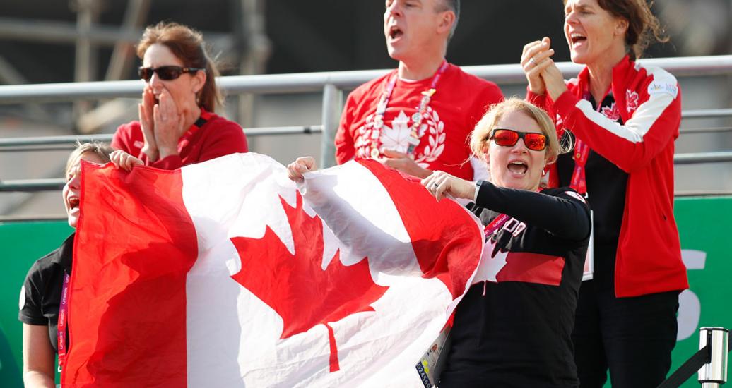 Fans orgullosos con bandera de Canadá en el público del tenis en silla de ruedas de Lima 2019 en el Club Lawn Tennis