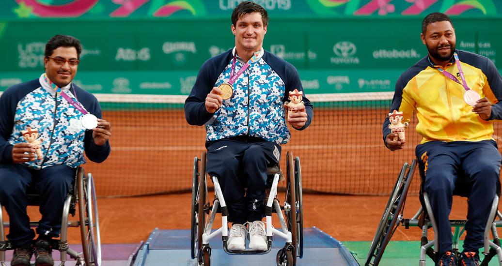 Agustin Ledesma (plata) y Gustavo Fernandez (oro) de Argentina, y Daniel Rodrigues de Brasil (bronce) posan orgullosos con medallas de tenis en silla de ruedas en Lima 2019 en el Club Lawn Tennis