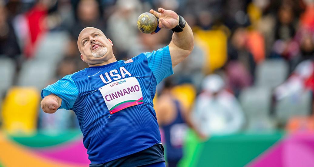Joshua Cinnamo de EE. UU. compite en Para atletismo en la final de bala masculino F46 en la Villa Deportiva Nacional – VIDENA en Lima 2019