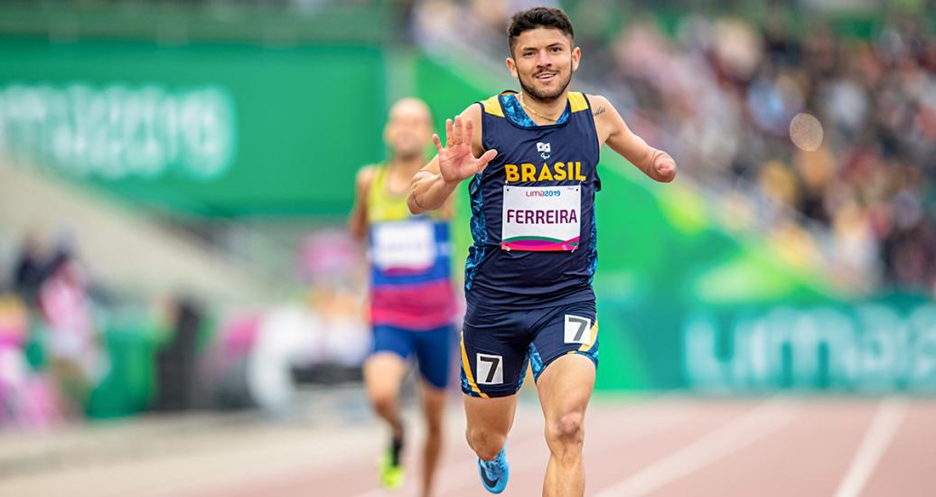 Petrucio Ferreira de Brasil demuestra su velocidad en Para atletismo 400 m T47 en la Villa Deportiva Nacional – VIDENA en Lima 2019
