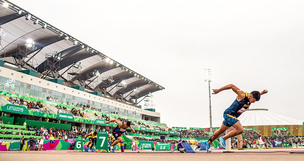 Petrucio Ferreira de Brasil avanzando a toda velocidad en la final de Para atletismo 400 m T47 en la Villa Deportiva Nacional – VIDENA en Lima 2019