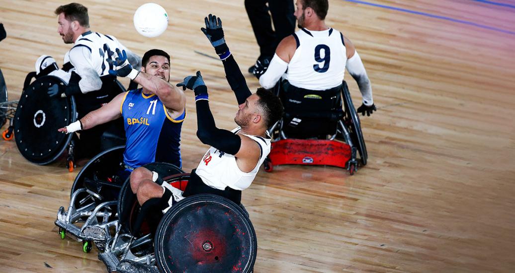 Julio Braz de Brasil se enfrenta a Joseph Delagrave de EEUU en rugby en silla de ruedas en el Polideportivo Villa el Salvador en Lima 2019