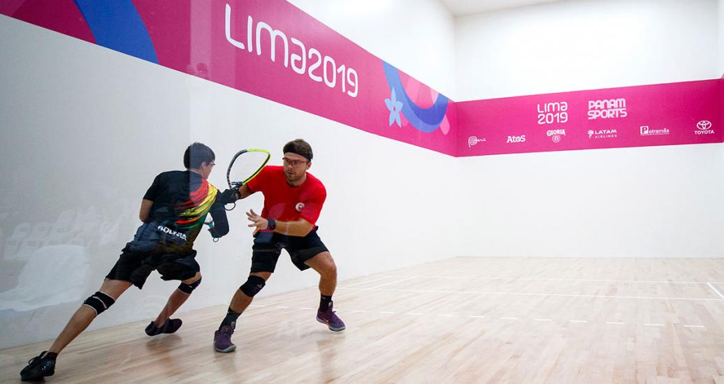 Carlos Keller, de Bolivia y Samuel Murray, de Canadá, se retan en octavos de final, en los Juegos Lima 2019, en la Villa Deportiva Regional del Callao