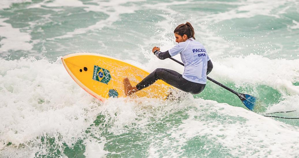 Nicole Pacelli de Brasil se enfrenta a las olas en competencia de surf SUP femenino, en Juegos Lima 2019, en Punta Rocas.