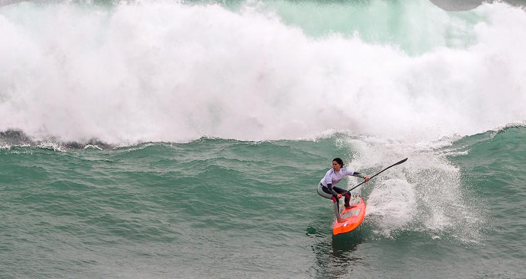 La peruana Vania Torres durante la competencia de surf de SUP femenino, en los Juegos Panamericanos Lima 2019, en Punta Rocas