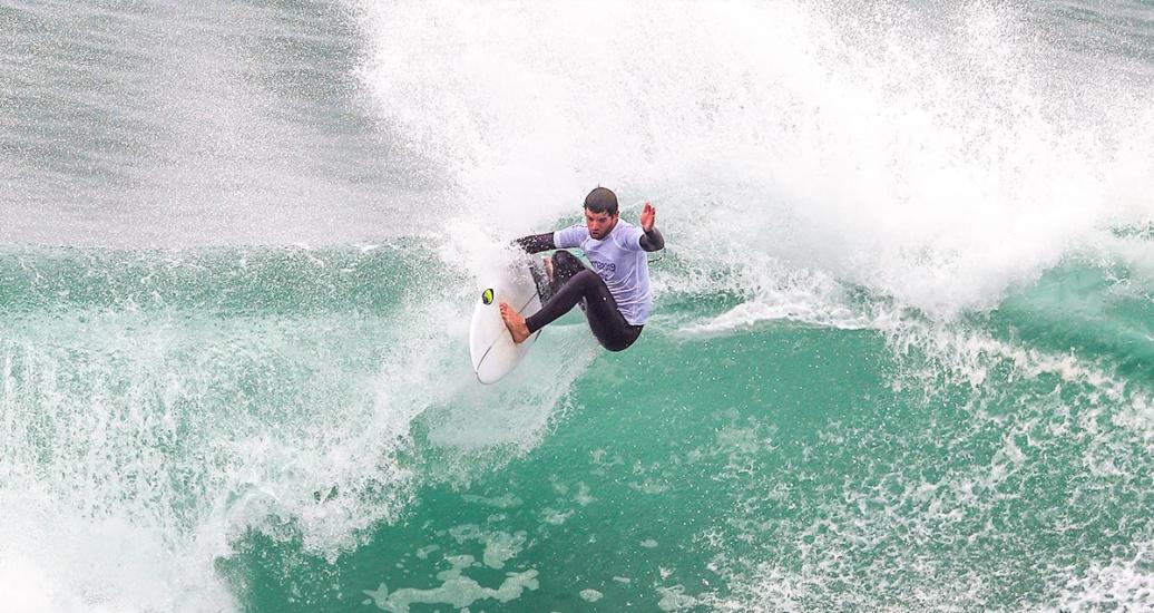 El argentino Santiago Muñiz se desplaza sobre las olas en la competencia de Surf Open Masculino, en los Juegos Lima 2019, en Punta Rocas