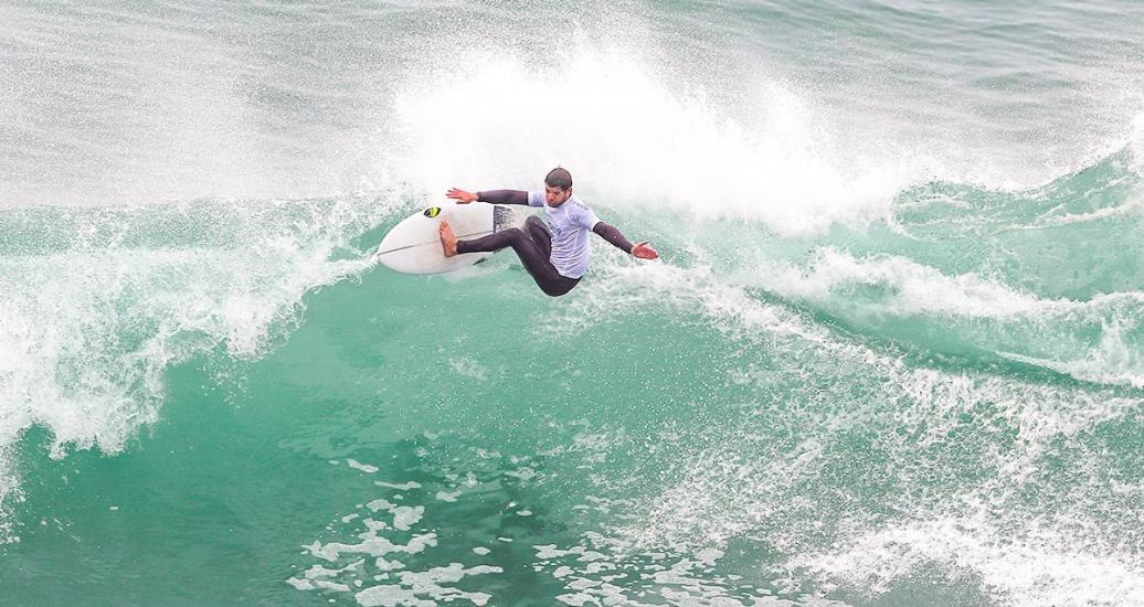Santiago Muñiz de Argentina se balancea sobre las olas en la competencia de Surf Open Masculino, en los Juegos Lima 2019, en Punta Rocas