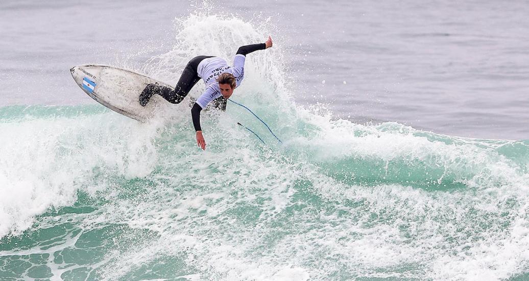 La surfista, Ornella Pellizzari de Argentina compite durante la ronda 5 de Repechaje de surf abierto femenino, en los Juegos Lima 2019, en Punta Rocas