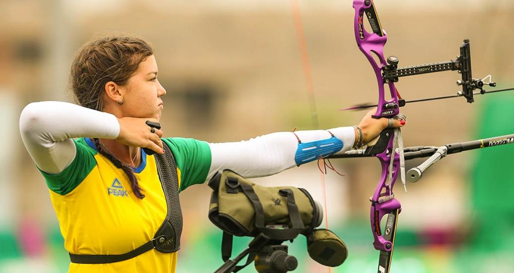 Ana Sliachticas de Brasil se prepara para disparar en prueba de arco curvo mujeres, en los Juegos Lima 2019, en el Complejo Deportivo Villa Maria del Triunfo