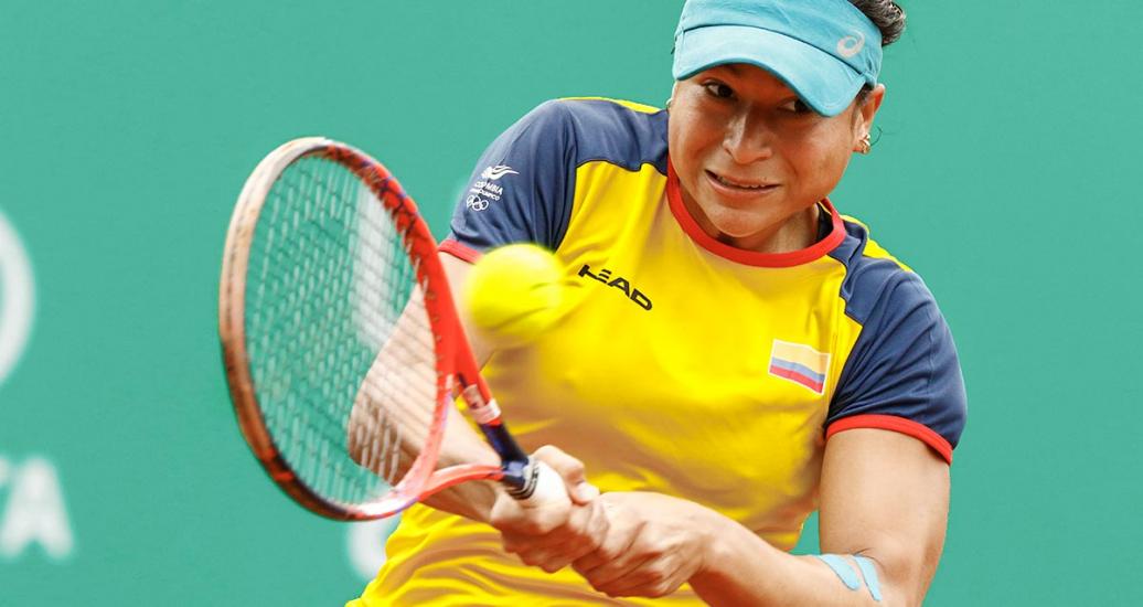 Tenista colombiana María Herazo golpea con fuerza pelota de tenis, realizado en el Club Lawn Tennis, en Lima 2019