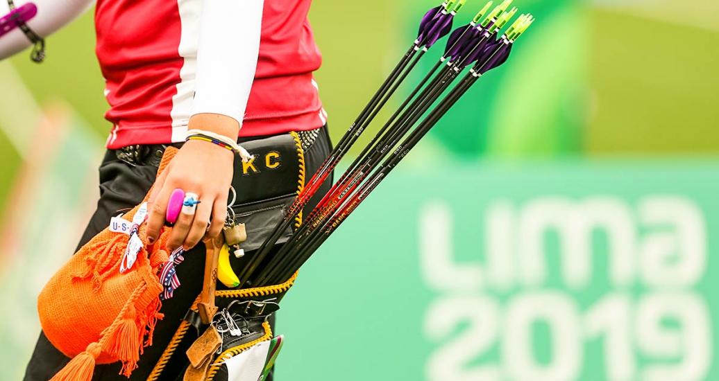 Casey Kaufhold de EE. UU. con sus flechas en prueba de arco curvo mujeres, en los Juegos Lima 2019, en el Complejo Deportivo Villa Maria del Triunfo