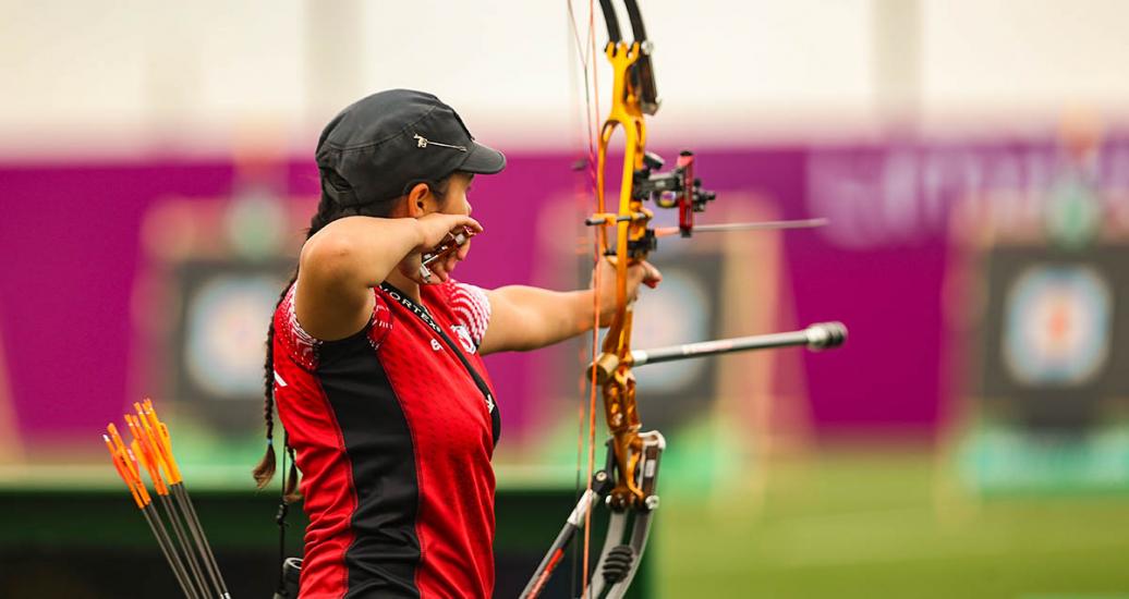 : Erin Lameg de Canadá lista para lanzar la flecha en la Sede Villa María del Triunfo, en los Juegos Lima 2019