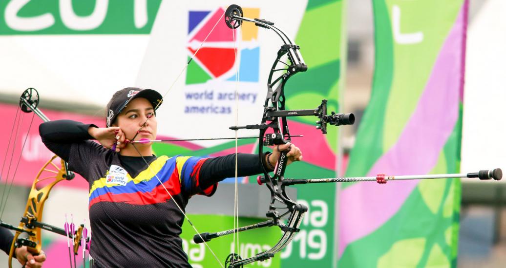 Sara Bueno López de colombia apunta flecha durante competencia individual de tiro con arco