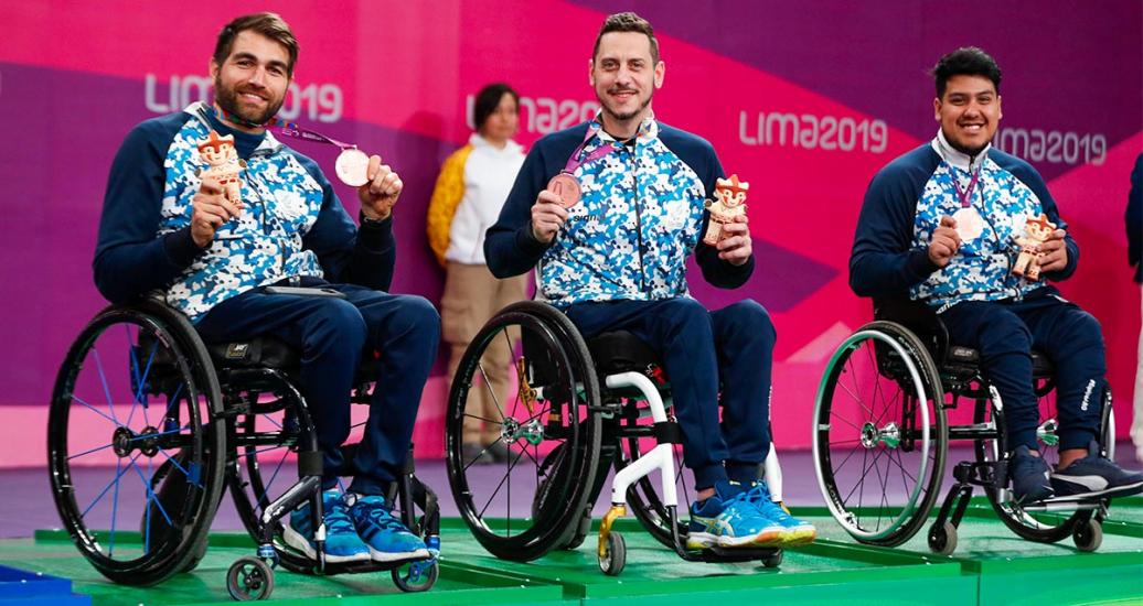 Gabriel Copola, Mauro Depergola y Elias Romero de Argentina posan orgullosos con medallas de bronce de Para tenis de mesa por equipos, en Lima 2019, realizado en la Villa Deportiva Nacional – VIDENA