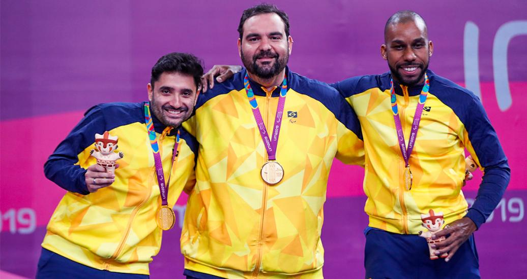 Carlos Carbinatti, Diego Moreira y Claudio Moura posan orgullosos con medallas de oro de Para tenis de mesa por equipos de Lima 2019 en la Villa Deportiva Nacional – VIDENA