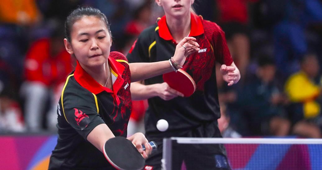 Las canadienses Mo Zhang y Alicia Cote frente a sus rivales estadounidenses en las Semifinales de tenis de mesa
