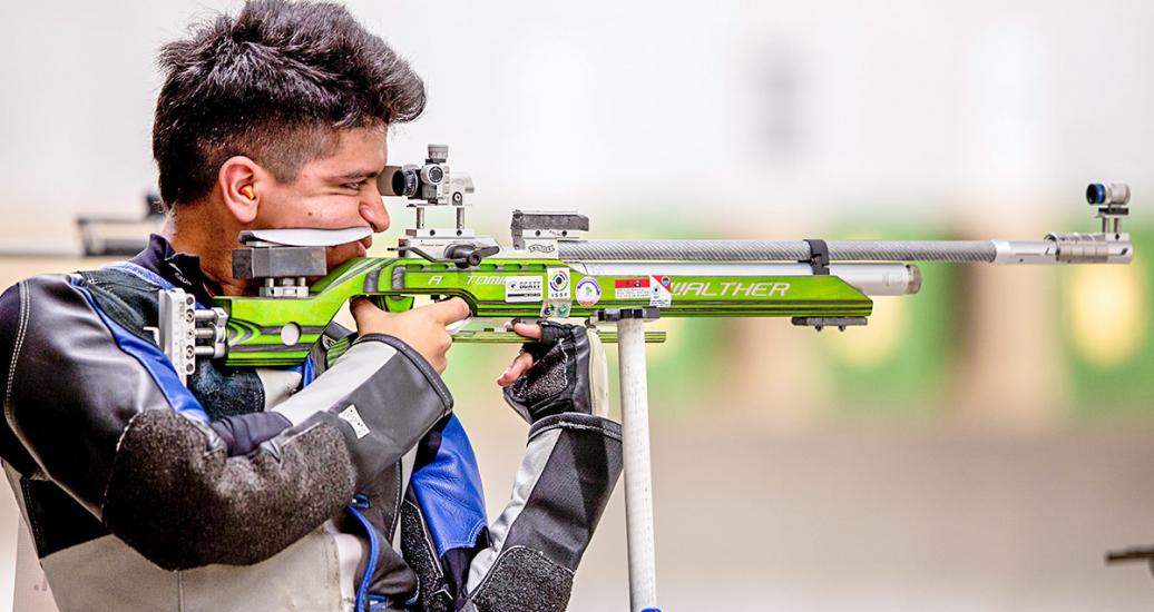 Marcelo Julian Gutierrez de Argentina se prepara para disparar en la final de Hombres 10m Rifle de Aire de los Juegos Panamericanos Lima 2019, en la Escuela Militar de Chorrillos.