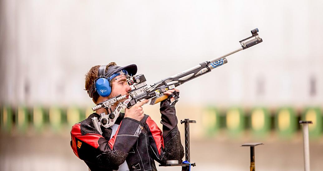 Lucas Kozeniesky from the US aiming his air rifle in the men’s 10 m air rifle final in Lima 2019  at the Chorrillos Military School.
