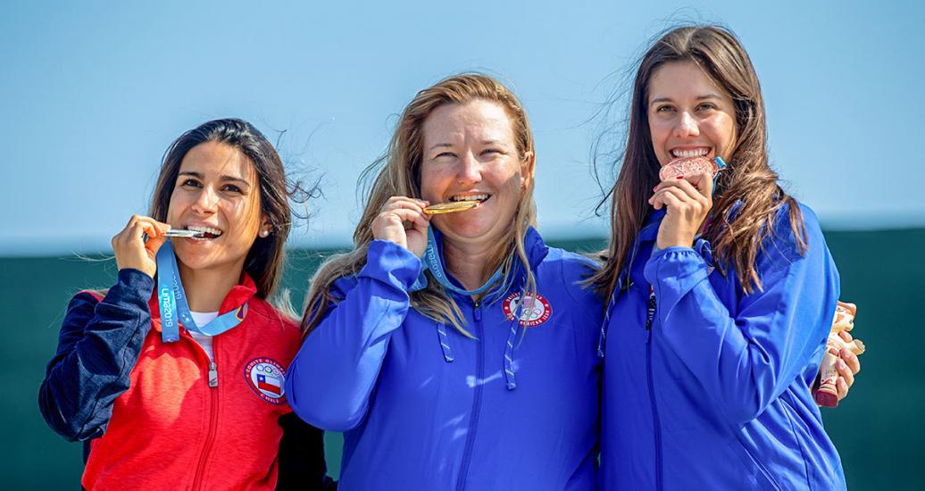 Francisca Crovetto de Chile, y Kimberly Rhode y Dania Vizzi de Estados Unidos, muestran orgullosas sus medallas de la competencia de Skeet de los Juegos Lima 2019, en la Escuela Militar de Chorrillos.