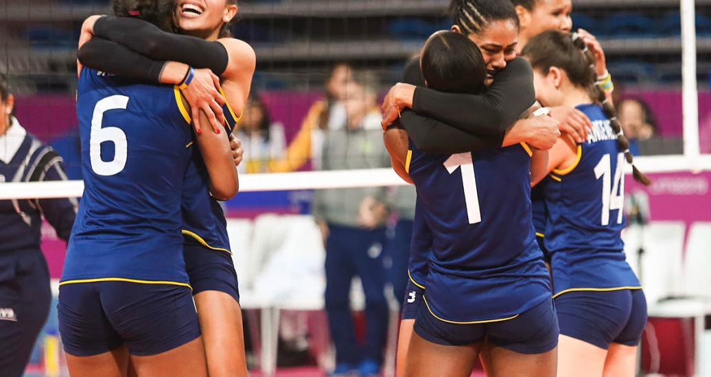Equipo colombiano de vóleibol celebra triunfo ante Brasil, en Semifinales en Lima 2019, en la Villa Deportiva Regional del Callao