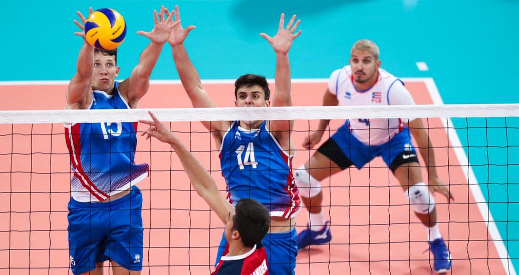 Puerto Rican Jonathan Rodríguez and Pelegrin Vargas dispute the ball against American Brenden Sander during the Lima 2019 volleyball match held at the Callao Regional Sports Village