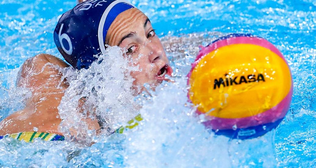 La Margaret Steffens, de EE. UU., lucha por el balón durante el partido preliminar femenino de waterpolo contra Brasil 