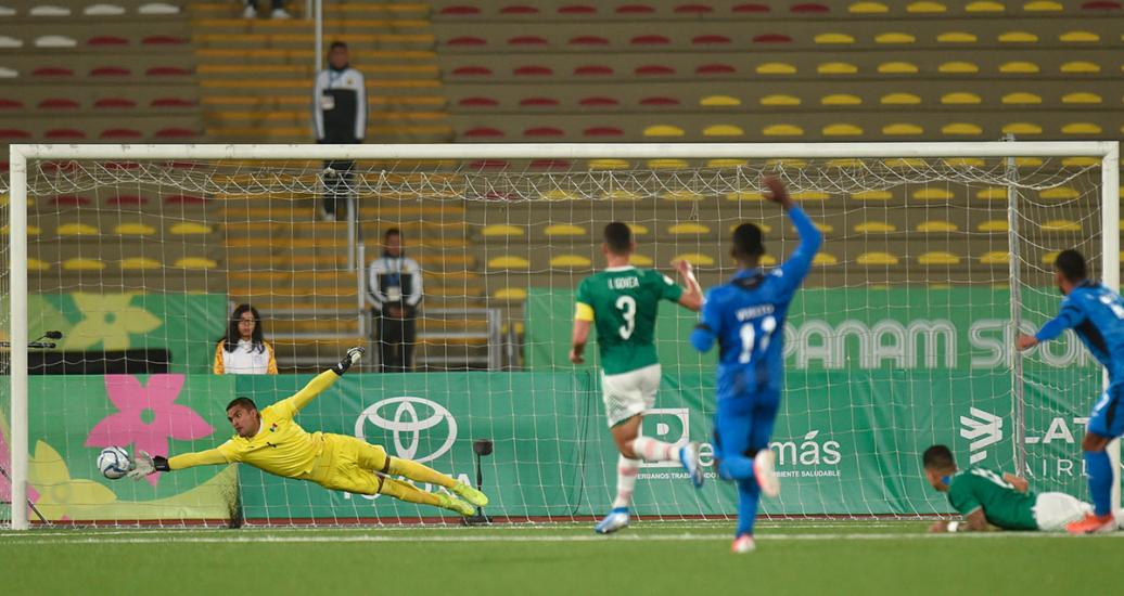 Jose Alejandro Reyes Cerna de Honduras anota un gol contra equipo mexicano en semifinal de fútbol de los Juegos Lima 2019 en Estadio San Marcos