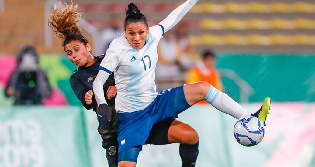 La futbolista argentina, Mariela Coronel, compite contra Raquel Rodríguez de Costa Rica durante la primera ronda de fútbol del grupo B, en los Juegos Lima 2019, en el Estadio San Marcos