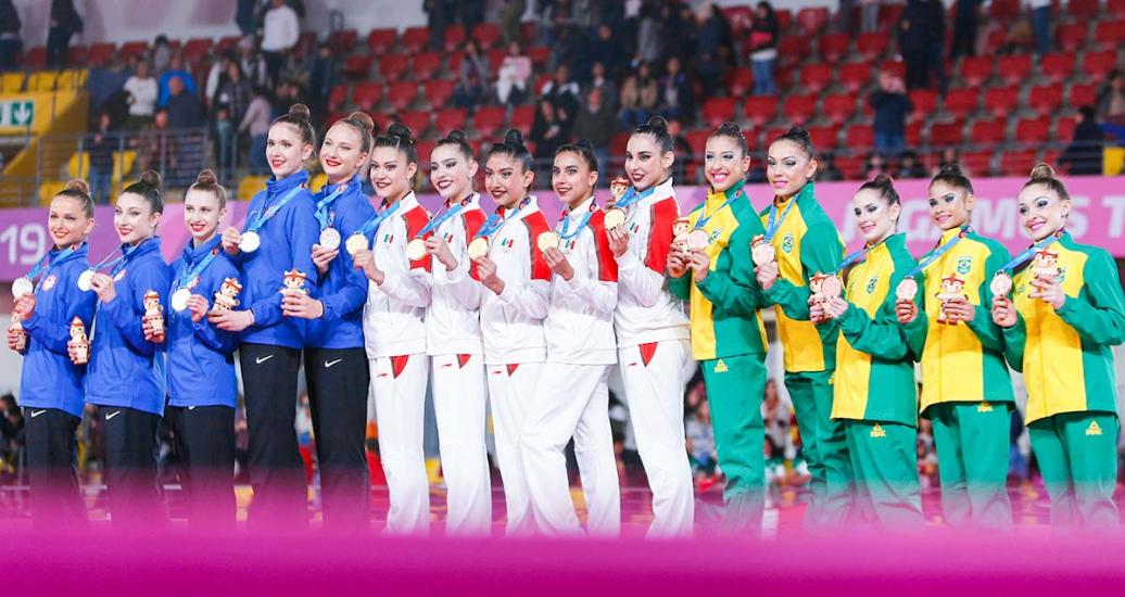 Equipos de EEUU, México y Brasil muestran sus medallas luego de la competencia de gimnasia rítmica grupal en los Juegos Lima 2019 en el Polideportivo Villa el Salvador.
